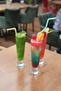 Lokantadaki masada alkol kokteyli.
