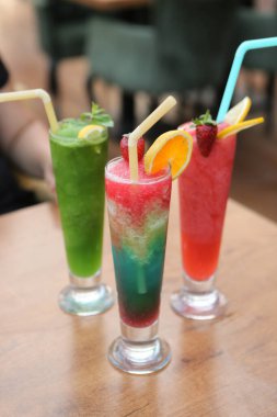 Lokantadaki masada alkol kokteyli.