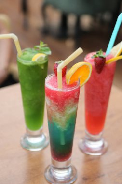 Lokantadaki masada alkol kokteyli.