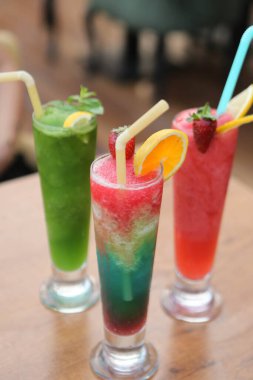 Lokantadaki masada alkol kokteyli.