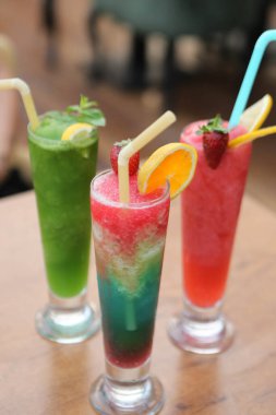 Lokantadaki masada alkol kokteyli.