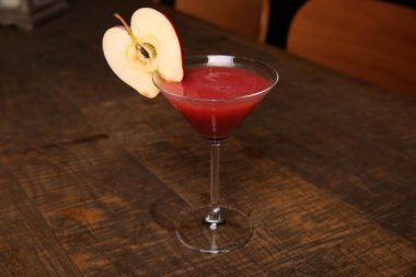 Lokantadaki masada alkol kokteyli.