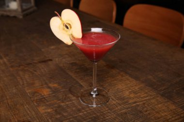 Lokantadaki masada alkol kokteyli.