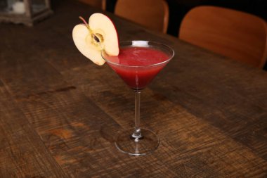 Lokantadaki masada alkol kokteyli.