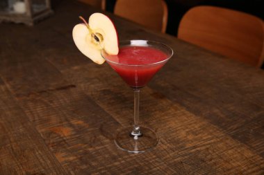 Lokantadaki masada alkol kokteyli.