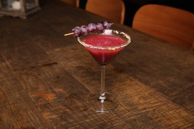 Lokantadaki masada alkol kokteyli.