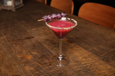 Lokantadaki masada alkol kokteyli.