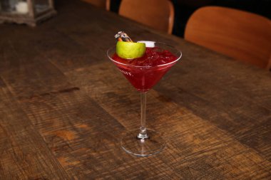Lokantadaki masada alkol kokteyli.