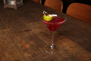 Lokantadaki masada alkol kokteyli.