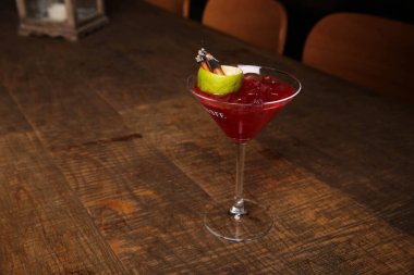 Lokantadaki masada alkol kokteyli.