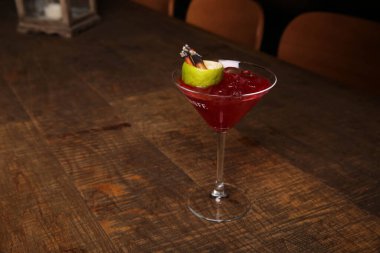 Lokantadaki masada alkol kokteyli.