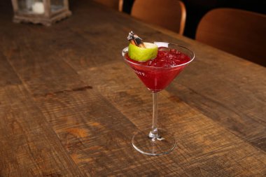 Lokantadaki masada alkol kokteyli.