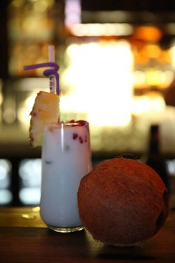 Lokantadaki masada alkol kokteyli.