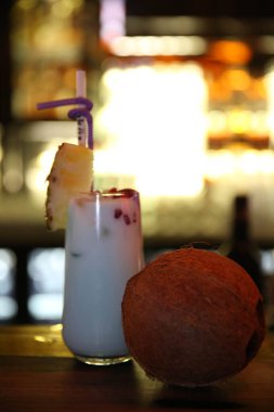 Lokantadaki masada alkol kokteyli.