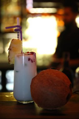 Lokantadaki masada alkol kokteyli.