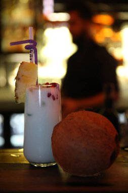 Lokantadaki masada alkol kokteyli.