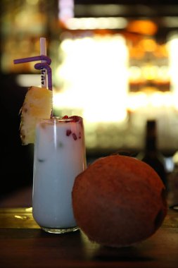 Lokantadaki masada alkol kokteyli.