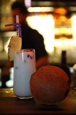 Lokantadaki masada alkol kokteyli.