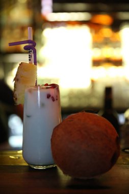 Lokantadaki masada alkol kokteyli.