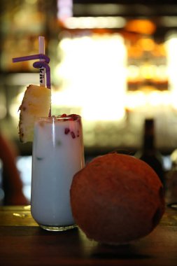 Lokantadaki masada alkol kokteyli.