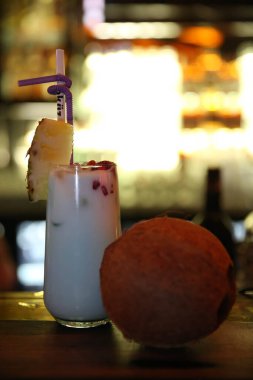 Lokantadaki masada alkol kokteyli.