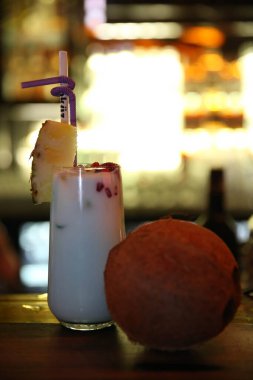 Lokantadaki masada alkol kokteyli.