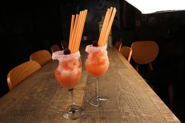 Lokantadaki masada alkol kokteyli.