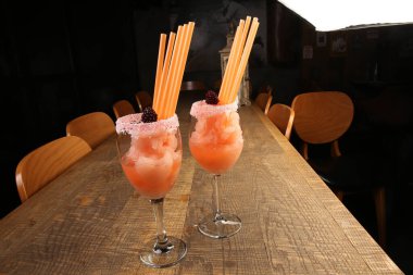 Lokantadaki masada alkol kokteyli.