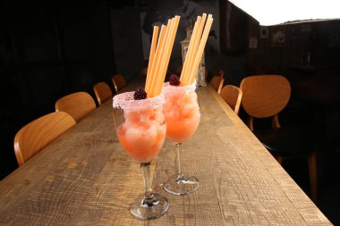 Lokantadaki masada alkol kokteyli.