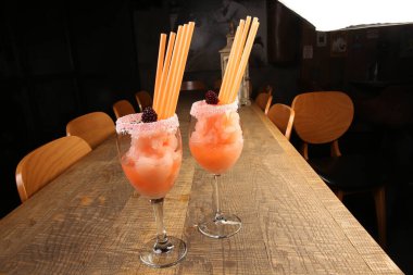 Lokantadaki masada alkol kokteyli.