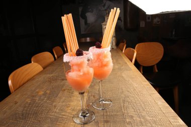 Lokantadaki masada alkol kokteyli.