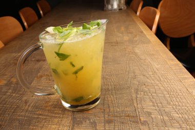 Lokantadaki masada alkol kokteyli.