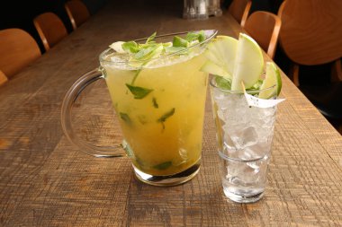 Lokantadaki masada alkol kokteyli.