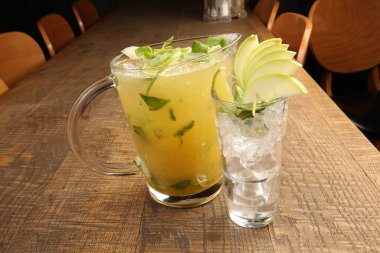 Lokantadaki masada alkol kokteyli.