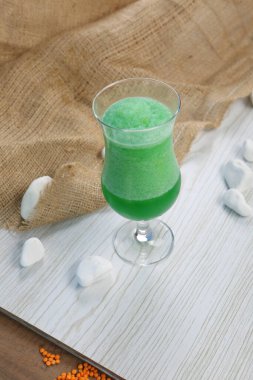 Lokantadaki masada alkol kokteyli.