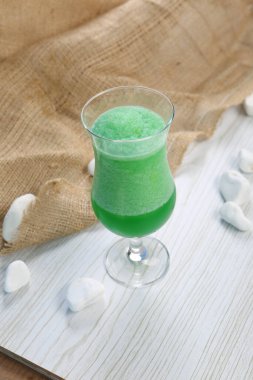 Lokantadaki masada alkol kokteyli.