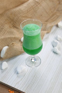 Lokantadaki masada alkol kokteyli.