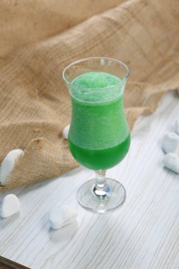 Lokantadaki masada alkol kokteyli.