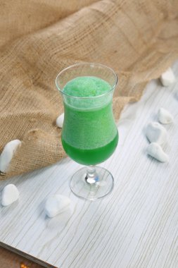 Lokantadaki masada alkol kokteyli.