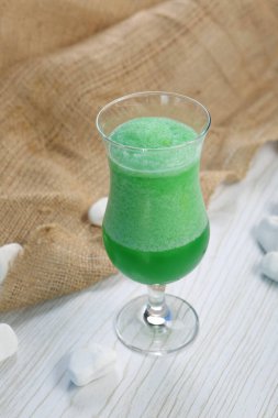 Lokantadaki masada alkol kokteyli.