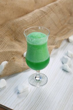 Lokantadaki masada alkol kokteyli.