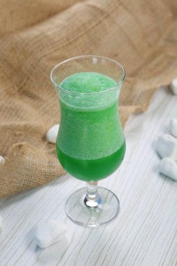 Lokantadaki masada alkol kokteyli.