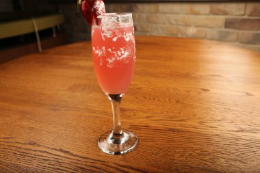 Lokantadaki masada alkol kokteyli.