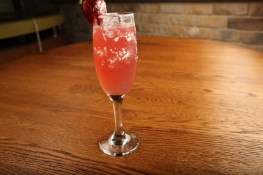 Lokantadaki masada alkol kokteyli.