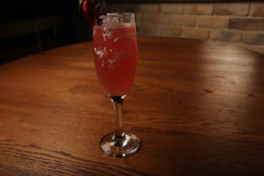 Lokantadaki masada alkol kokteyli.