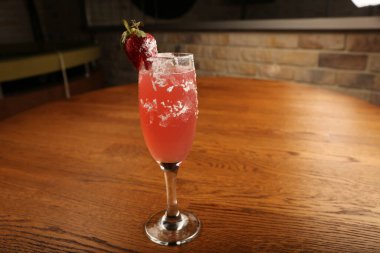 Lokantadaki masada alkol kokteyli.