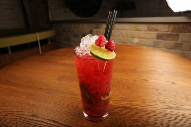 Lokantadaki masada alkol kokteyli.