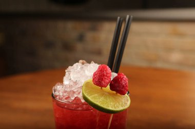 Lokantadaki masada alkol kokteyli.