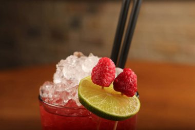 Lokantadaki masada alkol kokteyli.