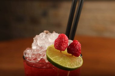 Lokantadaki masada alkol kokteyli.